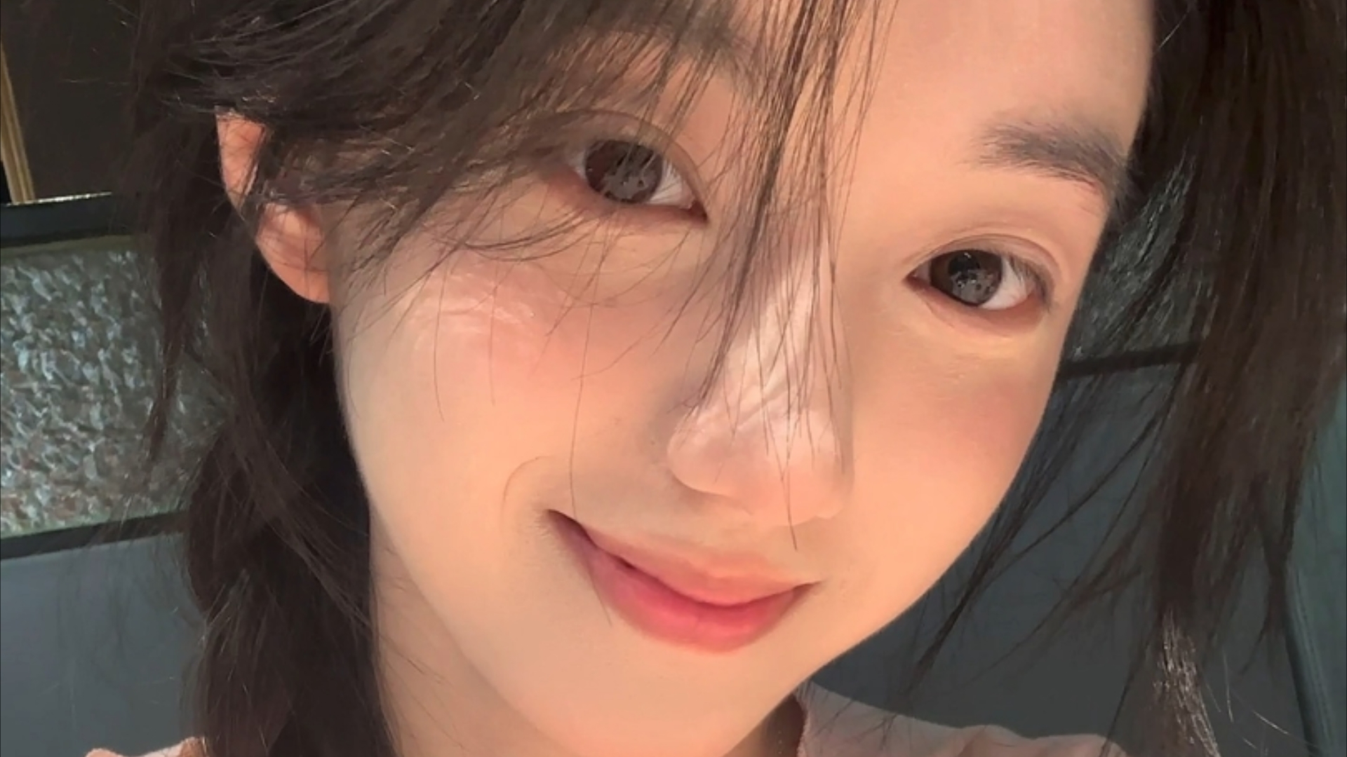 重庆高温天气持续 大熊猫洗冰水浴防暑降温